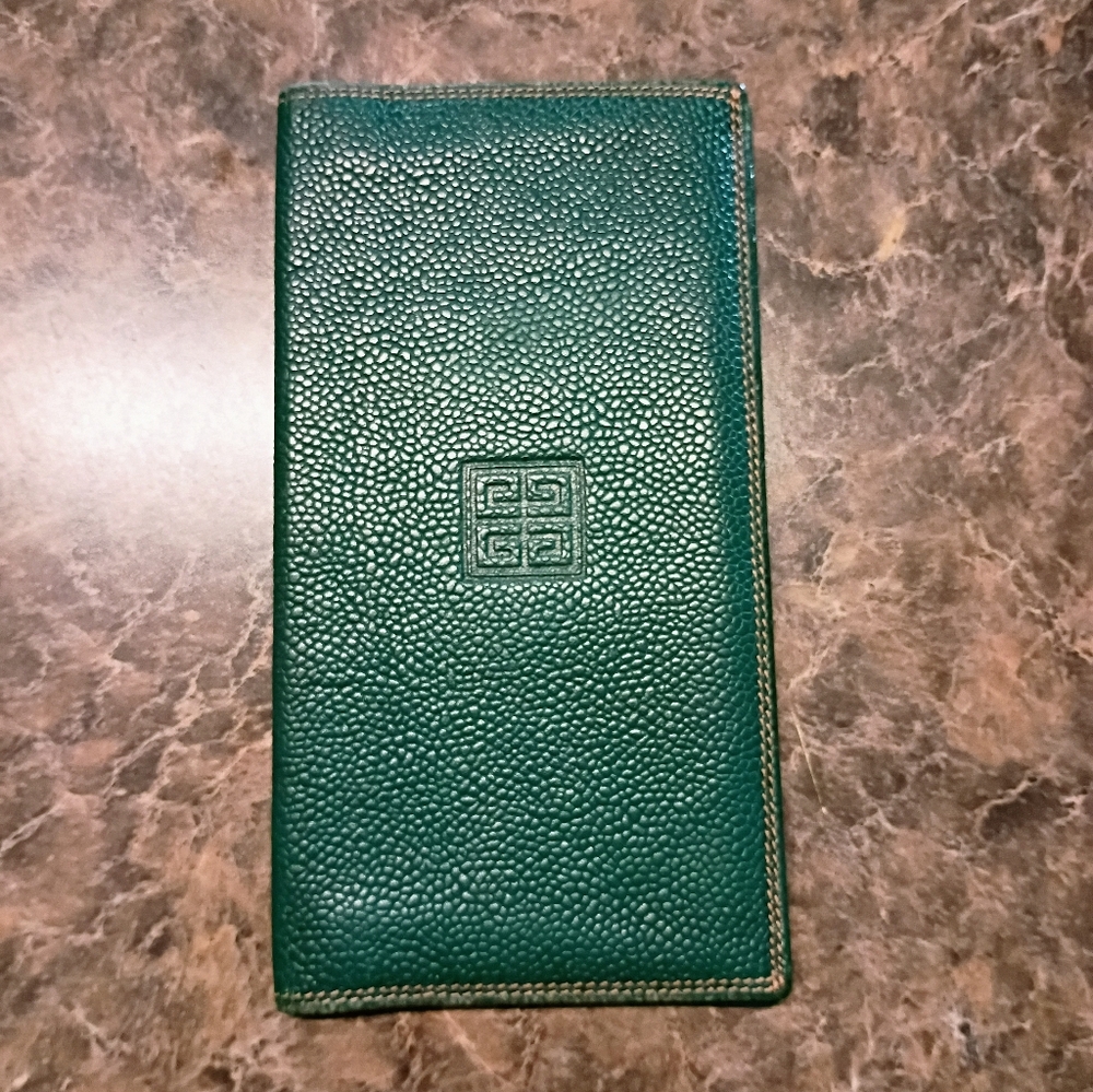 Vintage Givenchy Green Leather Wallet Pre-Loved. 💚!!